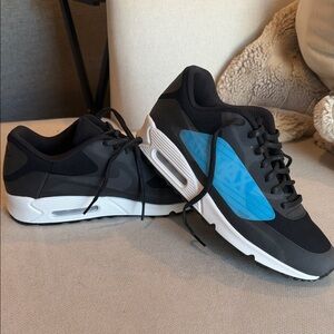 Nike Men's Black and Light Blue Sneakers